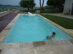 piscina con area relax con pvc color sabbia chiara